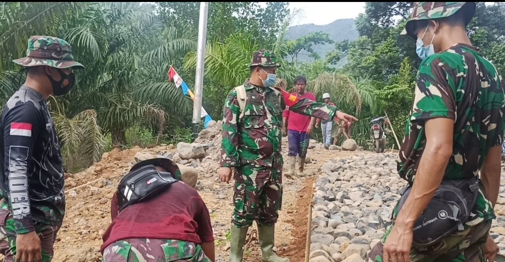 Kebut Pengerasan Jalan, Dansatgas TMMD ke-111 Langsung Pantau Pengerjaan