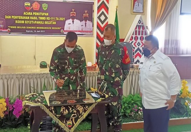 Jalin Keakraban, Anggota Satgas Ikut Bantu Panen Ketimun
