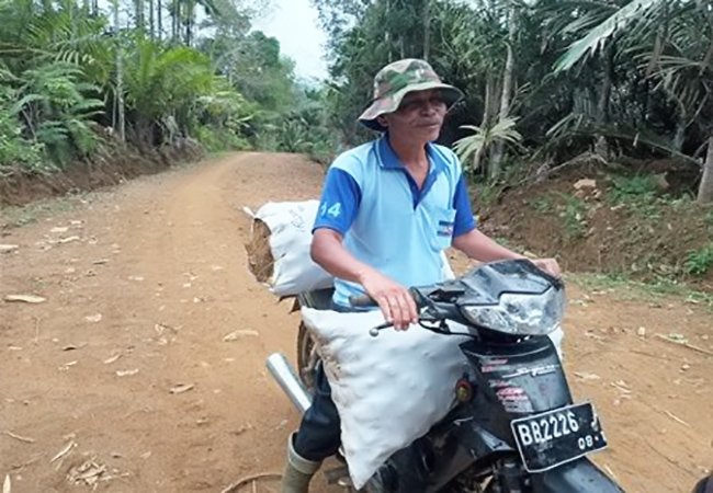 Usai Dibangunnya Jalan TMMD Kodim 0212/TS, Warga Kini Bawa Hasil Panen Dengan Bermotor