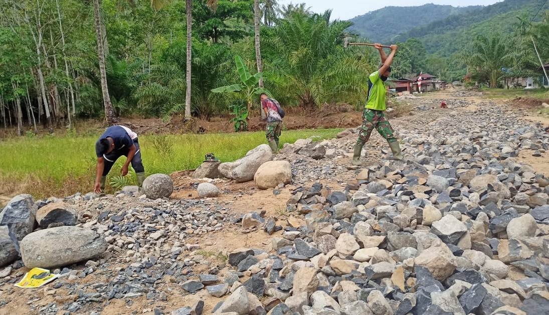 Dansatgas TMMD Kodim 0212 Awasi Langsung Pembuatan Jembatan