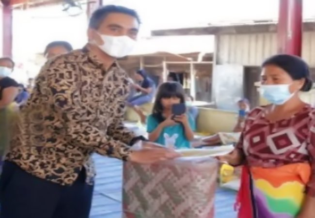 Pemkab Karo Serahkan Bantuan Korban Kebakaran di Desa Lau Kesumpat