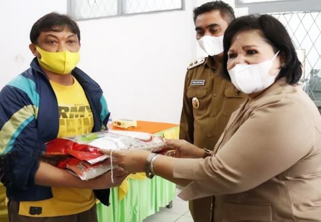 Pemkab Karo Salurkan Bansos PPKM Tahun 2021