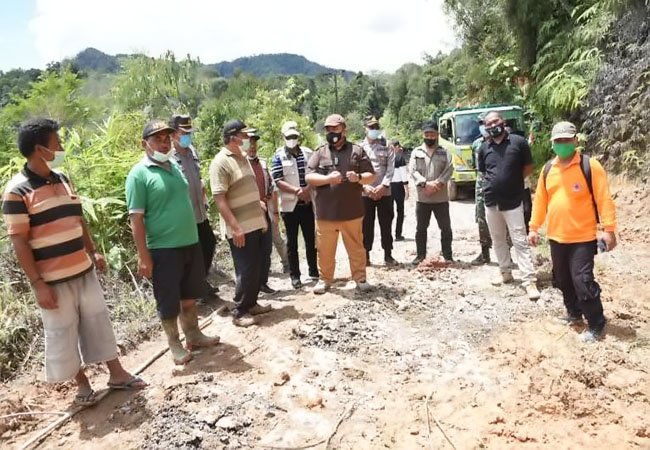 Bupati Tapsel Tinjau Jalan Longsor di Desa Padang Mandailing Garugur