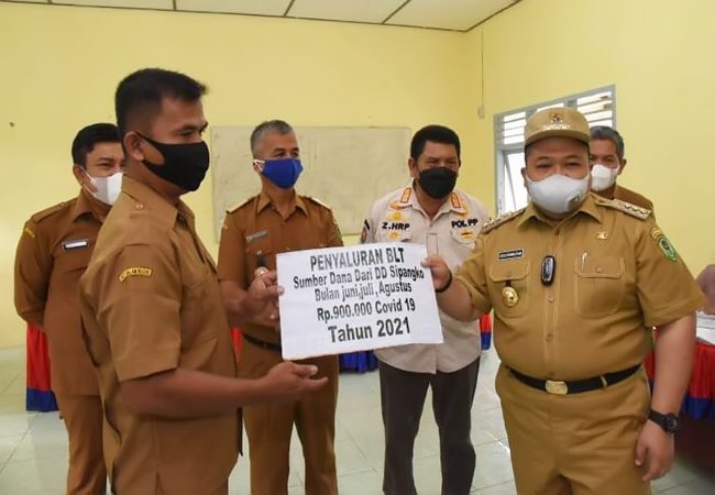 Serahkan BLT DD, Bupati Tapsel : Semoga Ringankan Beban Masyarakat