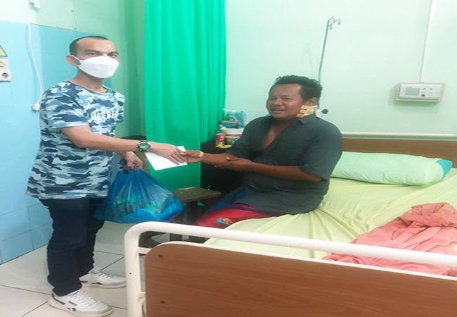 FWP Serahkan Tali Asih Kepada Jukir Korban Penembakan Perampok