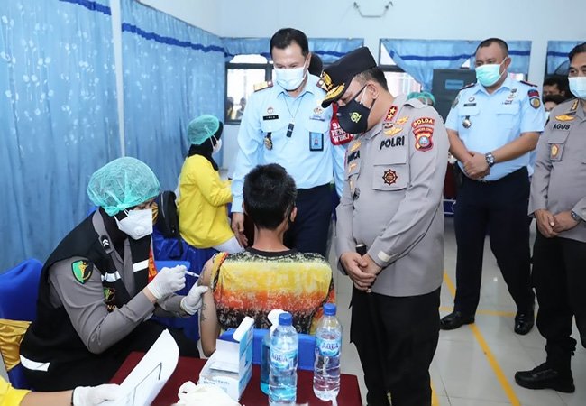 Kapolda Sumut Tinjau Vaksinasi 2000 Warga Binaan