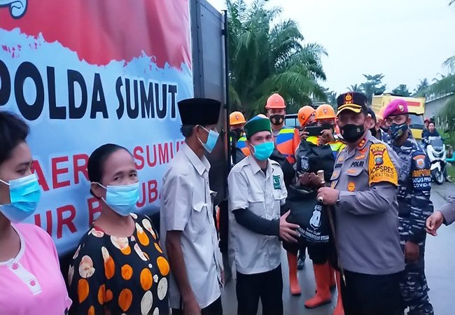 Kapolda Sumut Serahkan 1.000 Paket Sembako Bagi Warga Korban Banjir di Batubara
