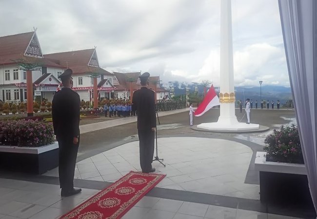 Kapolres Tapsel Irup Upacara Penurunan Bendera Merah Putih