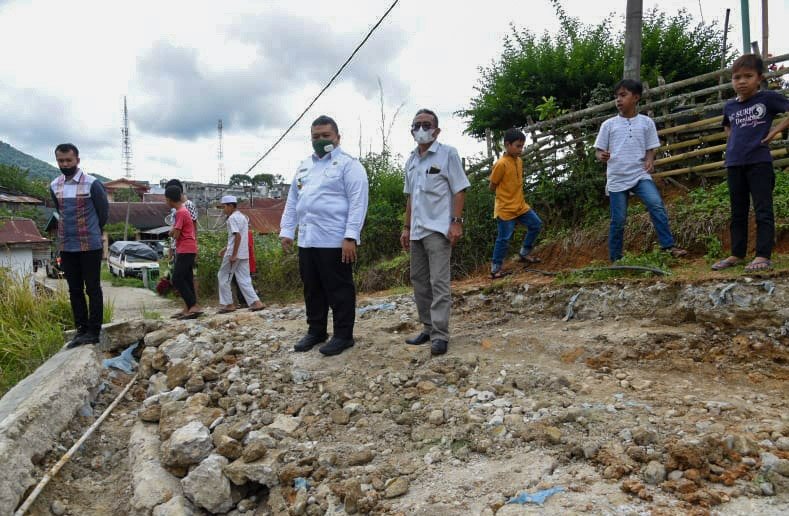 Bupati Tinjau Jalan Ambruk di Kelurahan Pasar Sipirok