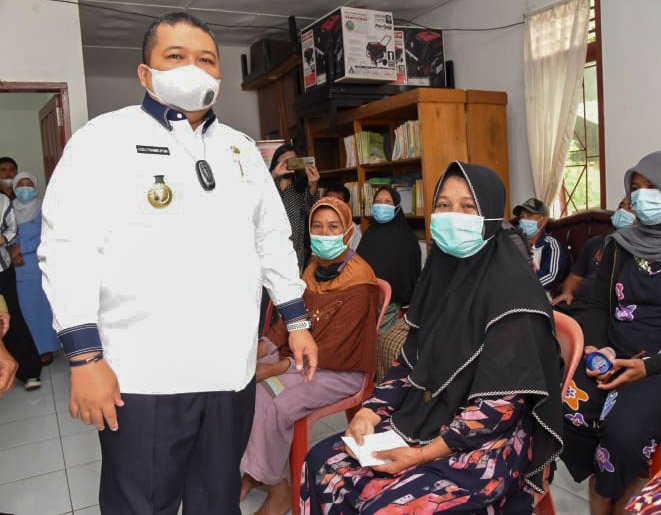 Bupati Tapsel Serahkan BLT DD ke 70 Warga Paran Dolok Mardomu