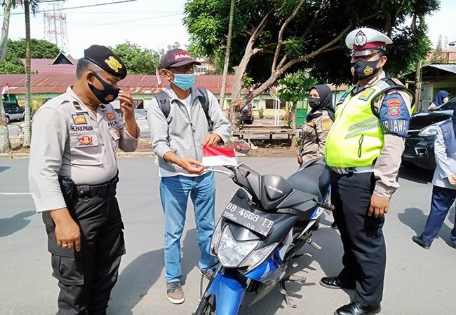 Jelang HUT RI ke-76, Polres PSP Gelar Operasi Yustisi Bagikan Bendera