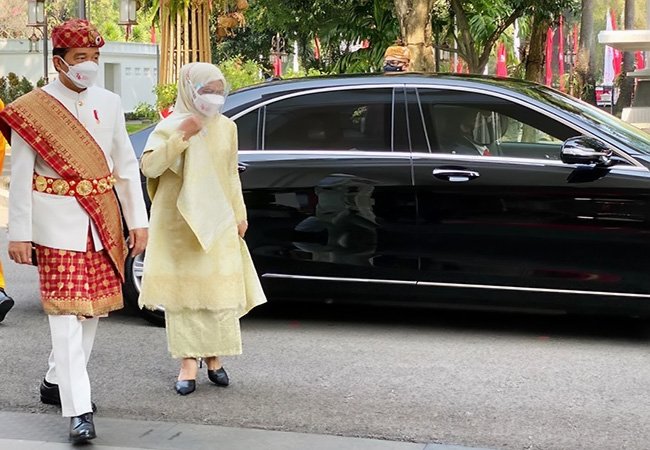 HUT RI Ke-76, Presiden Jokowi Kenakan Pakaian Adat Lampung