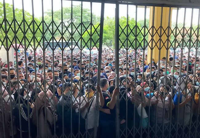 Antrian Vaksinasi di GOR Medan, Anggota DPRD: 