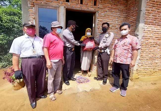 Polres Tapsel Dan Camat Angkola Salurkan Bansos PPKM
