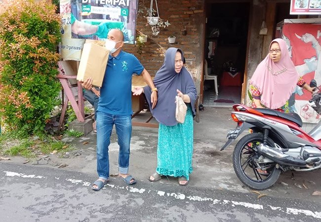 FWP Serahkan Bantuan ke Warga Lansia