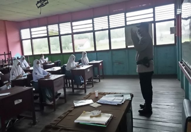 Sat Binmas Gerakan Mobil Masker  di SMA Negeri 1 Kuala Pembuang
