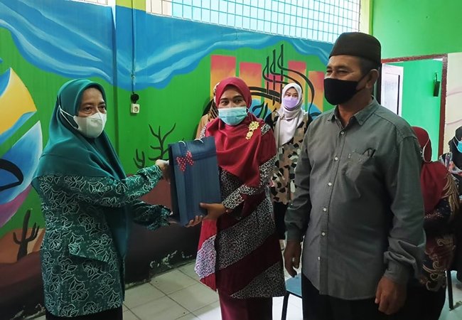 Jelang HUT RI ke 76, Ketua TP. PKK Asahan Serahkan Bantuan kepada Anak Yatim dan Orang Tua Jompo