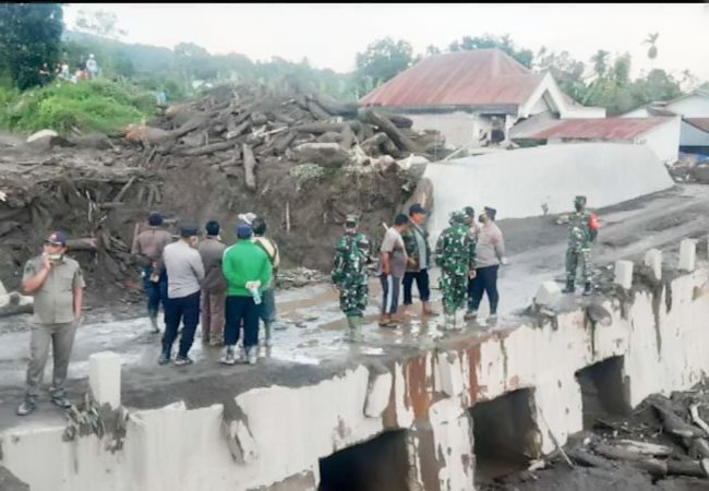 Wakil Bupati Karo Tinjau Pembersihan Material Lahar Dingin