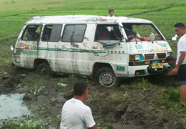 Diduga Sopir Ugal-Ugalan, Mobil Penumpang KBT Terjun ke Sawah