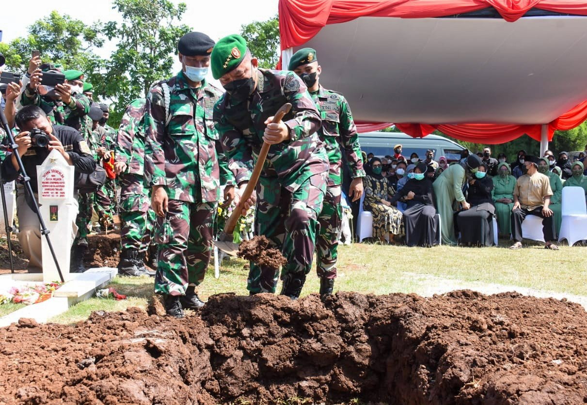 Kasad Pimpin Pemakaman Sertu Anumerta Mochamad Rizal Maulana Arifin