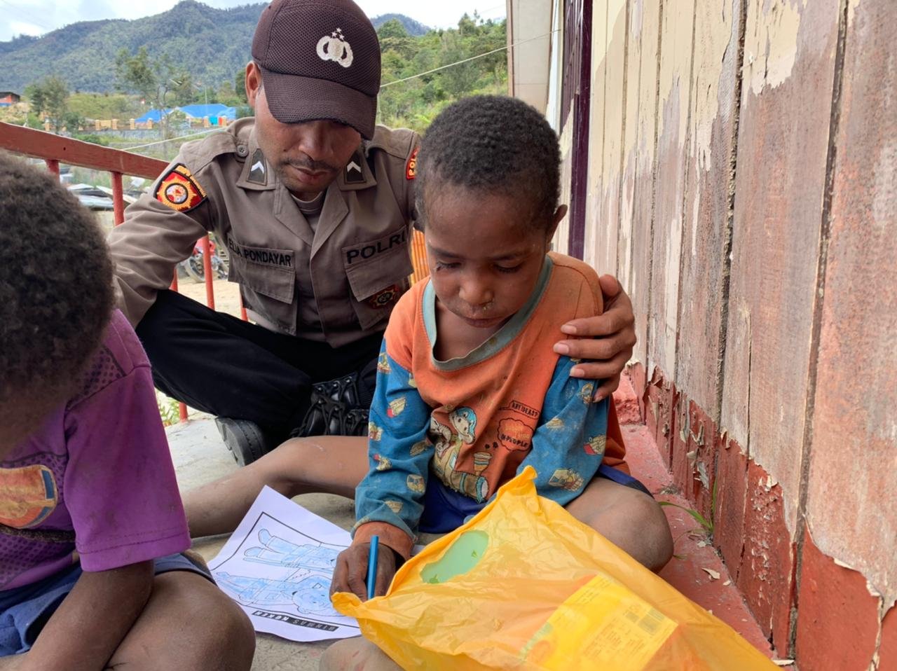 Latih Sejak Dini, Binmas Noken Intan Jaya Ajarkan Anak-anak Belajar Mewarnai