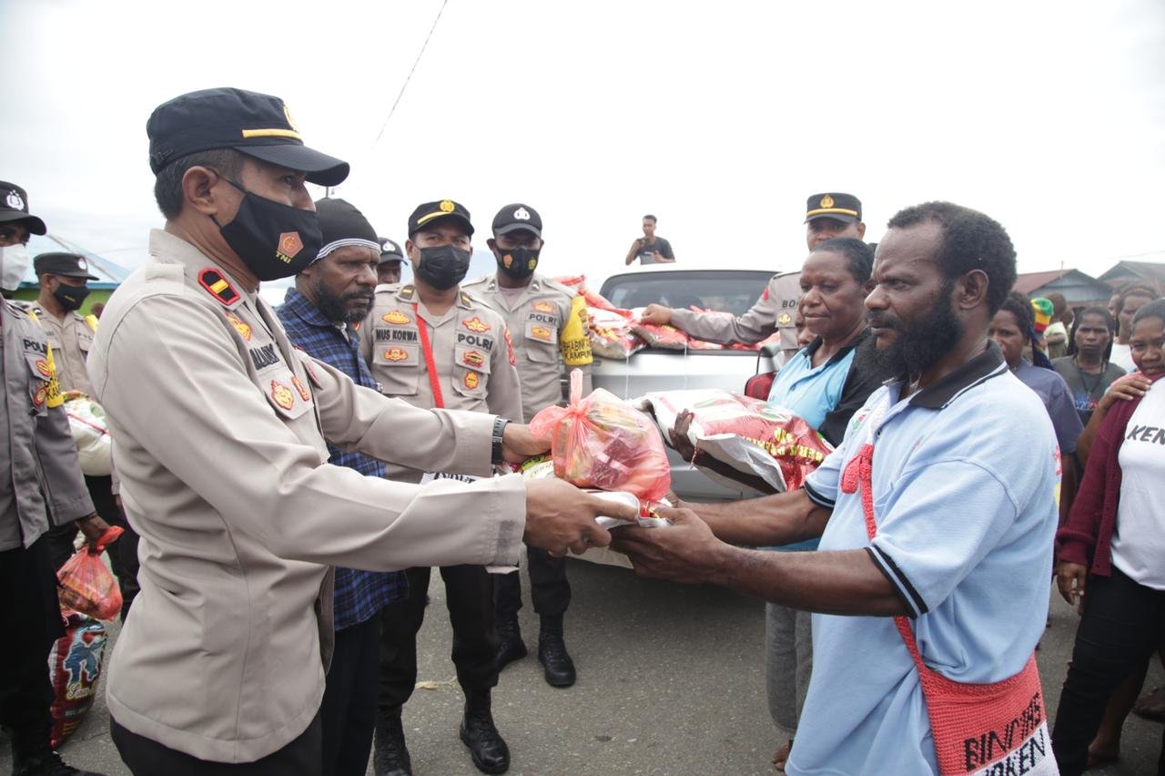 Polres Nduga dan Satgasres Damai Cartenz Bagikan 1.050 Paket Sembako