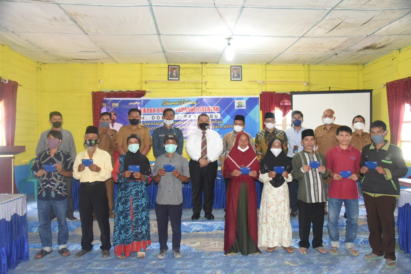 Entaskan Kemiskinan, Warga Tapsel Terima Buku Tabungan Program BSPS