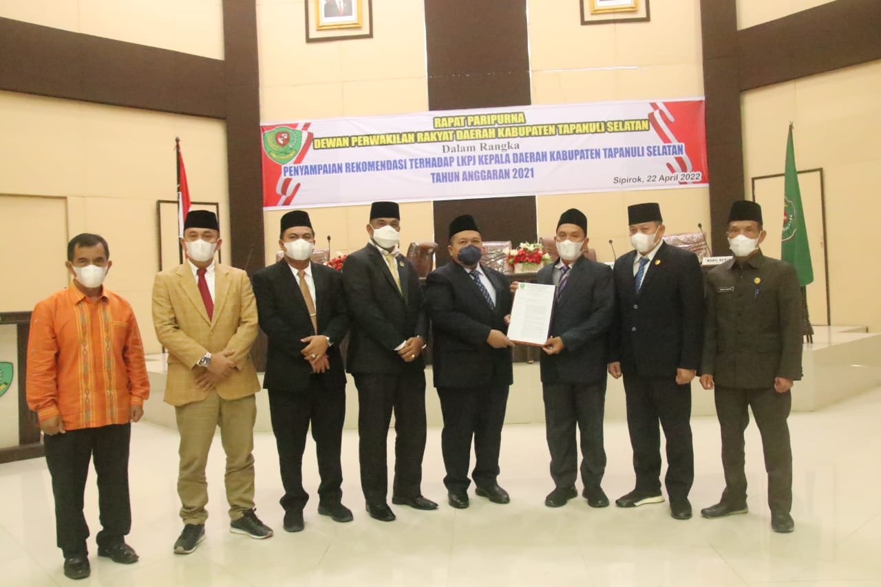 Bupati Tapsel Terima Rekomendasi DPRD Atas LKPJ Kepala Daerah Tahun 2021