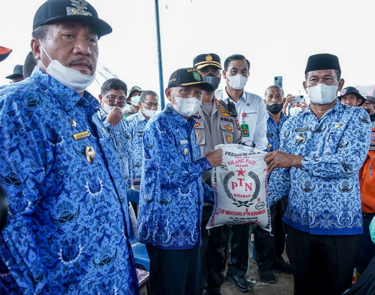 Bupati Asahan Serahkan Bantuan  Korban Kebakaran Sei Apung Jaya
