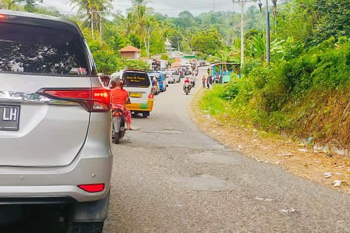Jalinsum Menuju Objek Wisata Aek Sijorni Macet 15 Km, Polisi Tak Berdaya