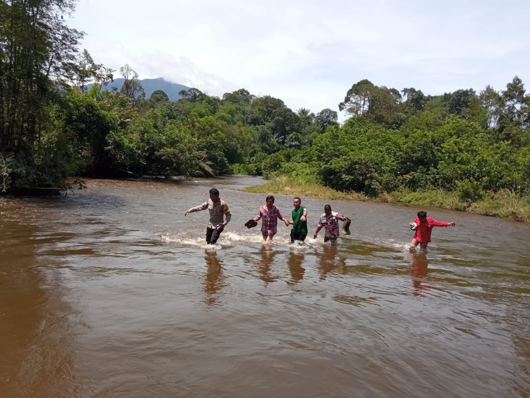 Hanyut di Sungai Aek Sisira, Warga Kecamatan Pakkat Belum Ditemukan