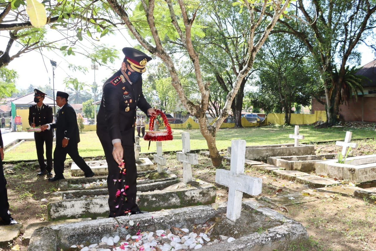 Harkitnas ke-114, Kapolres Sidempuan Ziarah Makam Pahlawan