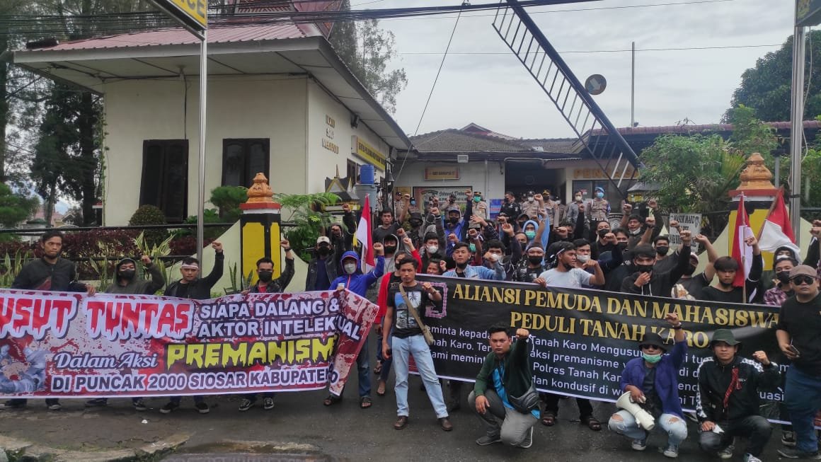Buntut Insiden Puncak 2000 Ratusan Massa Geruduk Polres Tanah Karo