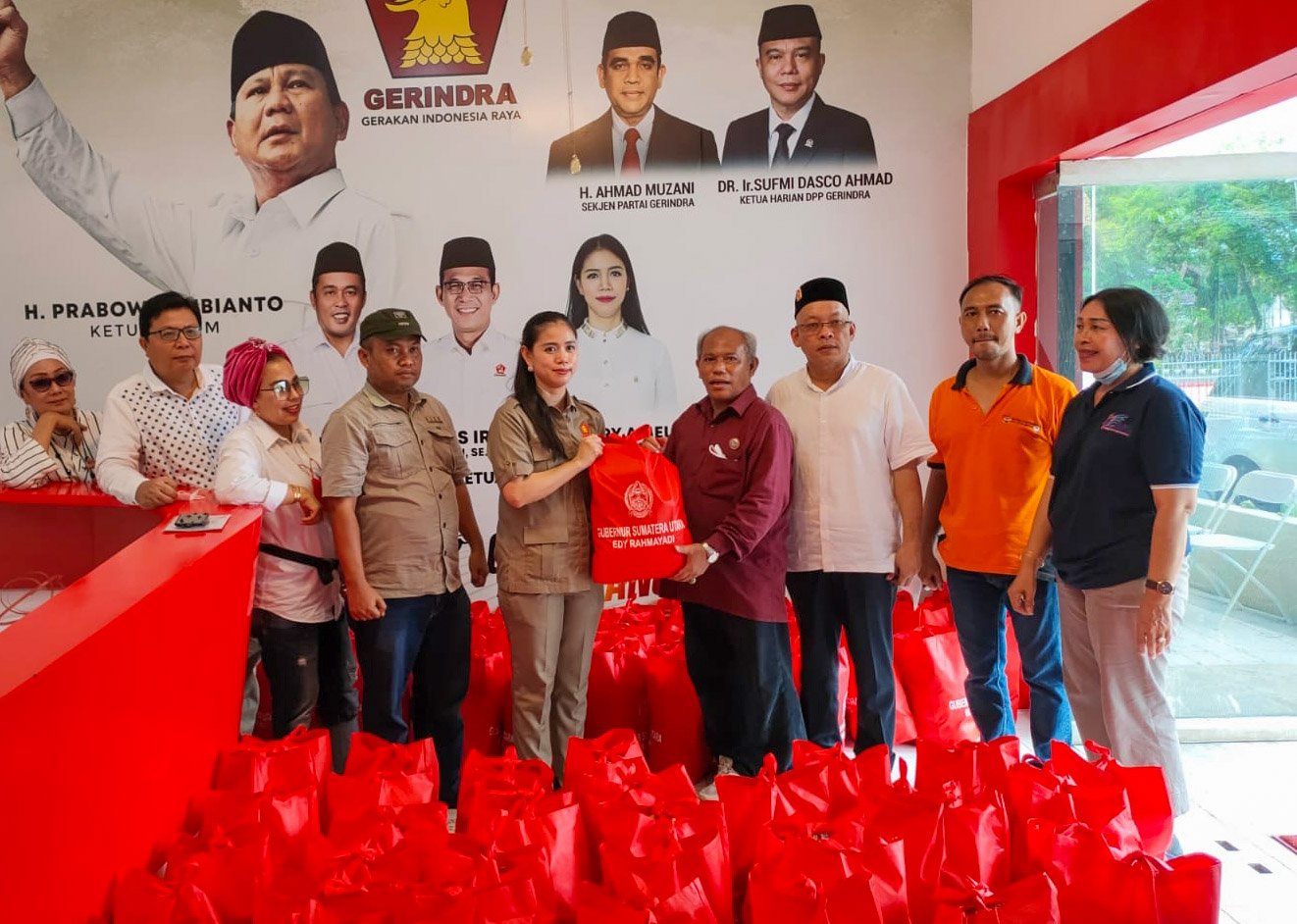 Gerindra Bagikan Paket Sembako ke PWI dan SMSI Sumut