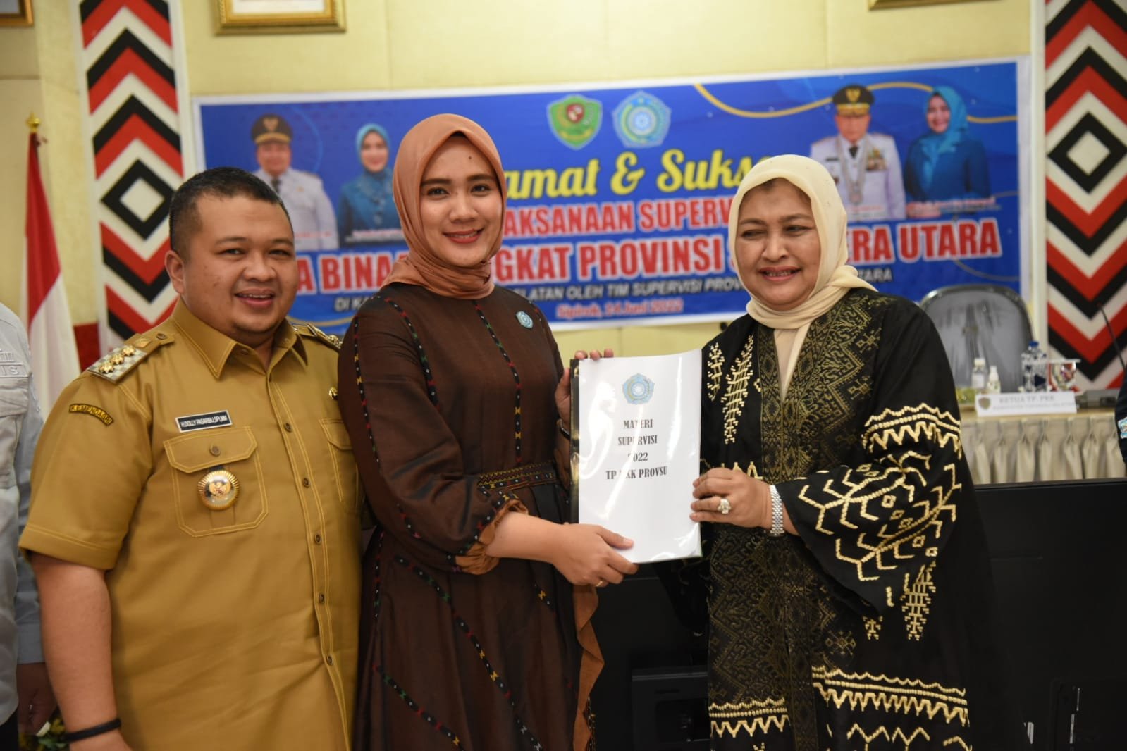 Nawal Lubis Bagikan 5000 Sembako ke Masyarakat Tapsel