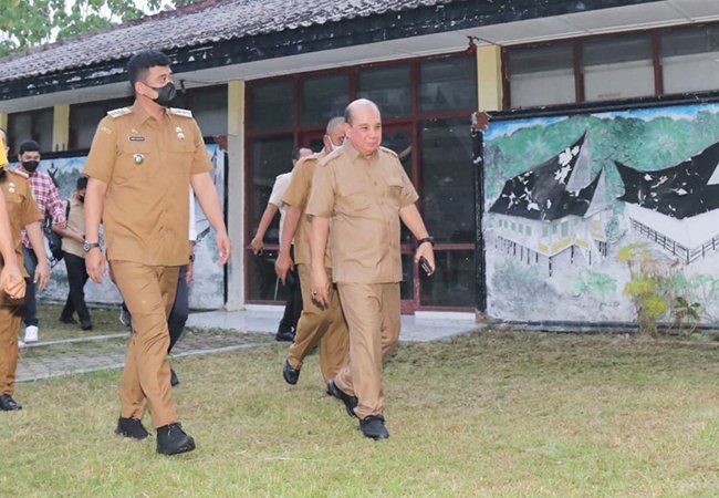 Bupati Karo Serahkan SK Pengangkatan CPNS Formasi Tahun 2021