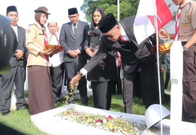Jelang HUT  Medan Ke 432 Tahun, Wali Kota Medan Berziarah Ke Taman Makam Pahlawan