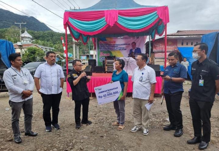 Anggota DPR RI Serahkan Santunan Kematian Jamsostek ke Ahli Waris