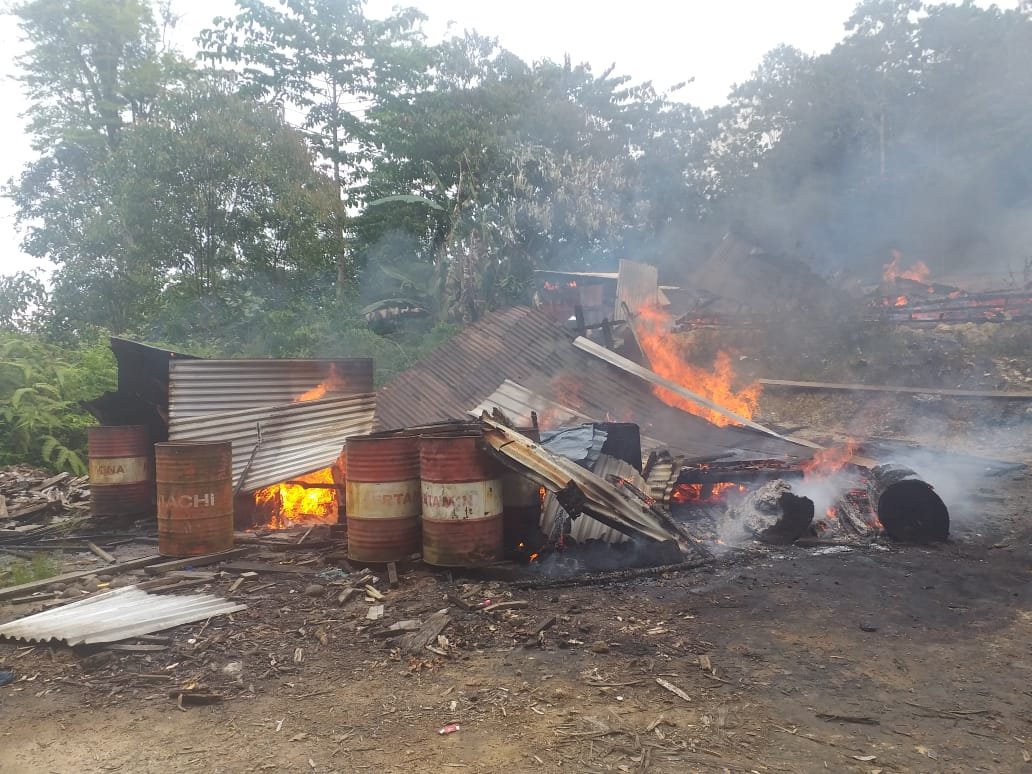 Izin Usaha Habis Tetap Garap Tanah Ulayat, Warga Bakar Pos PT PLS