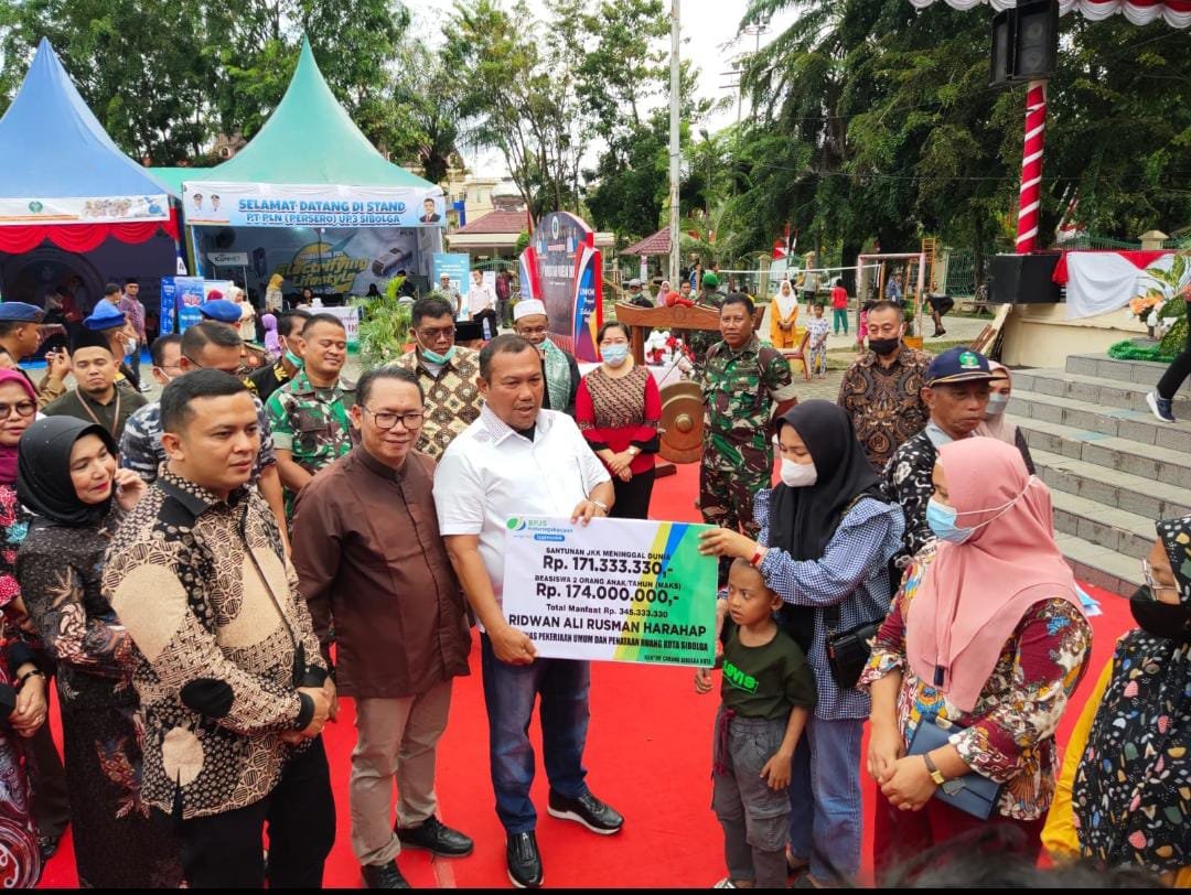 Disaksikan Ribuan Peserta, Wali Kota Sibolga Serahkan Santunan Jamsostek