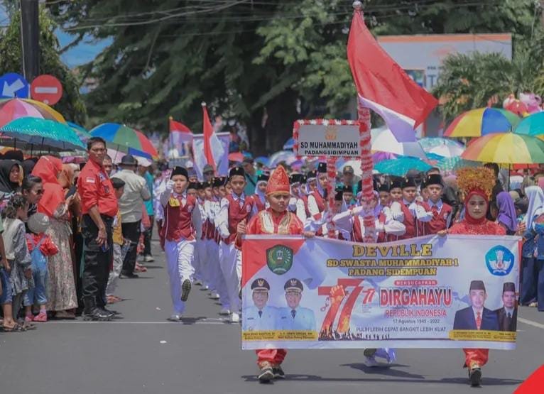 Antusias Warga Sidempuan Saksikan Pawai Devile HUT RI ke-77