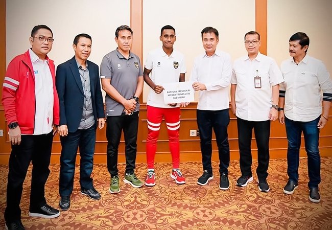 Timnas Sepak Bola U-16 Terima Bonus Rp1 Milyar