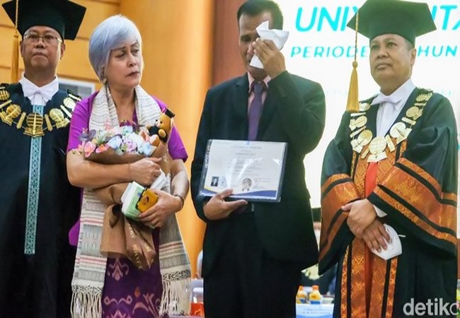 Tangis Haru Samuel Hutabarat, Gantikan Almarhum Brigadir J Wisuda di UT