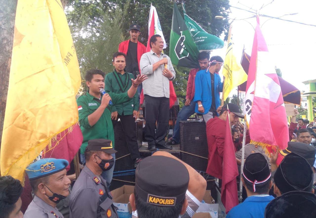 Tolak Kenaikan Harga BBM, Mahasiswa Gelar Aksi Demo di DPRD Sidempuan