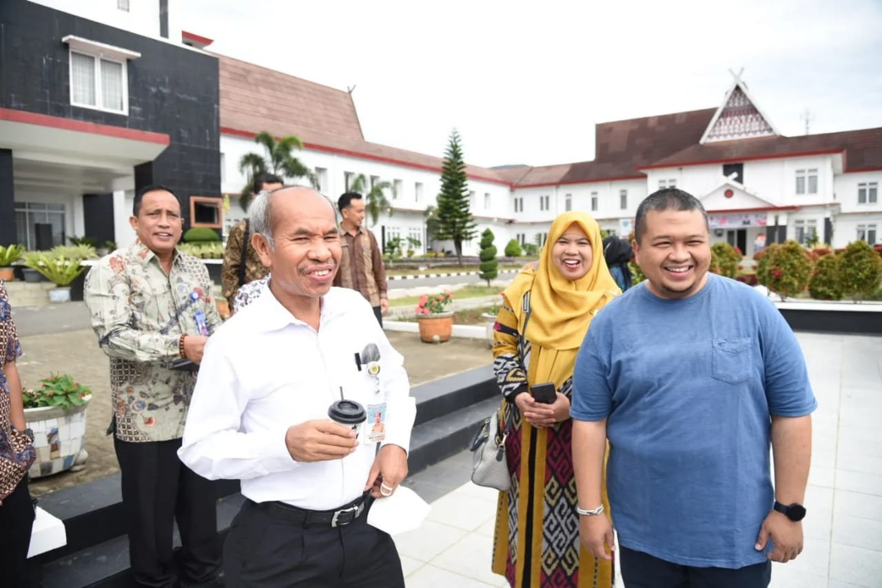 Begini Ekspresi Lasro Marbun Nikmati Kopi Sipirok di Tapsel