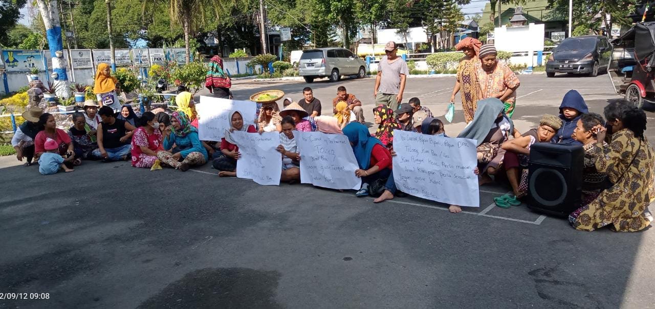 Puluhan Pedagang Geruduk Kantor Camat Pancur Batu, Tolak Penggusuran