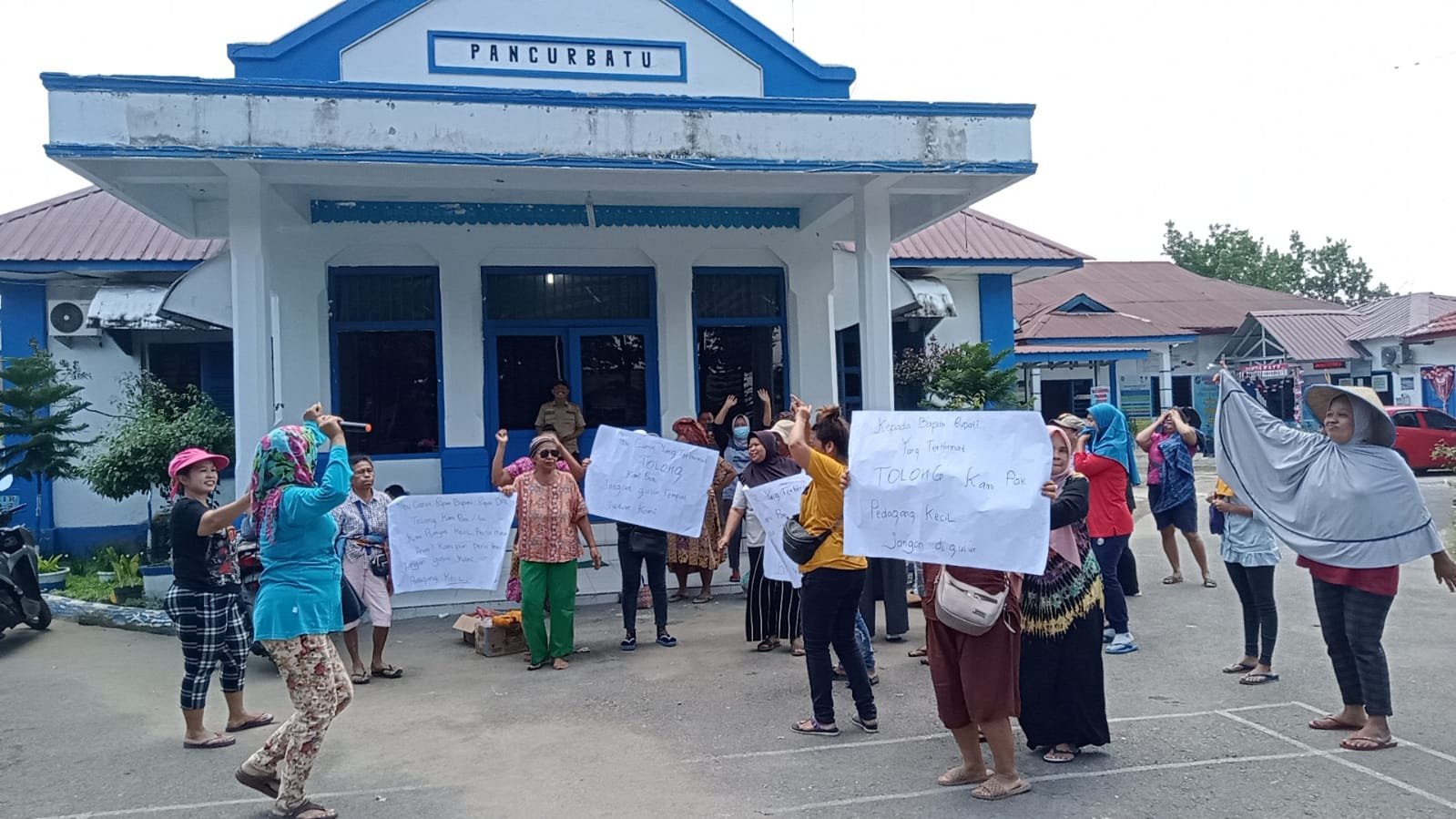 Kompak Tolak Penggusuran, Pedagang Pancur Batu Joget Ria Menunggu Camat