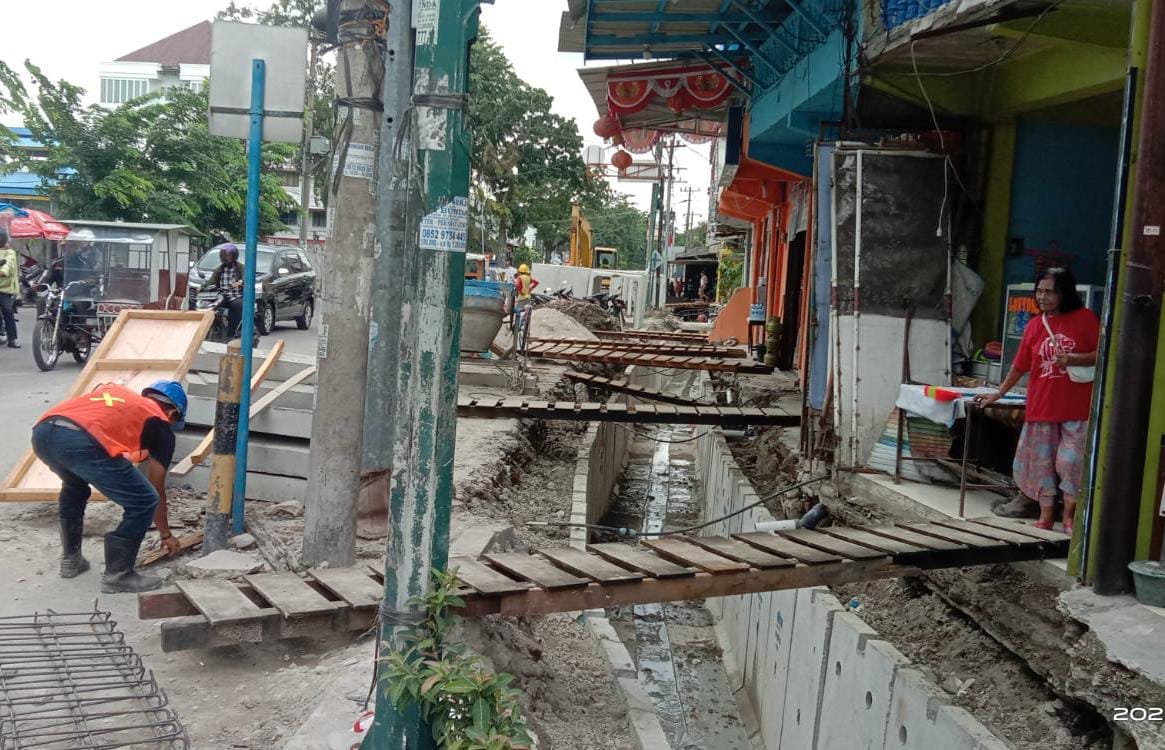 Pasang U-Ditch Asal Jadi, Lurus Seperti Ular Berbelok-belok