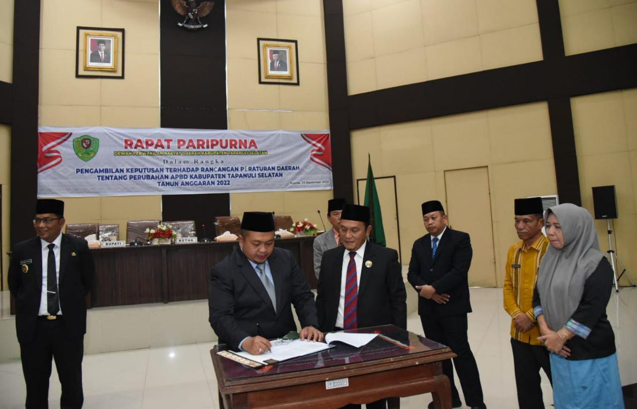 Bupati dan DPRD Tandatangani Ranperda P-APBD Tapsel 2022