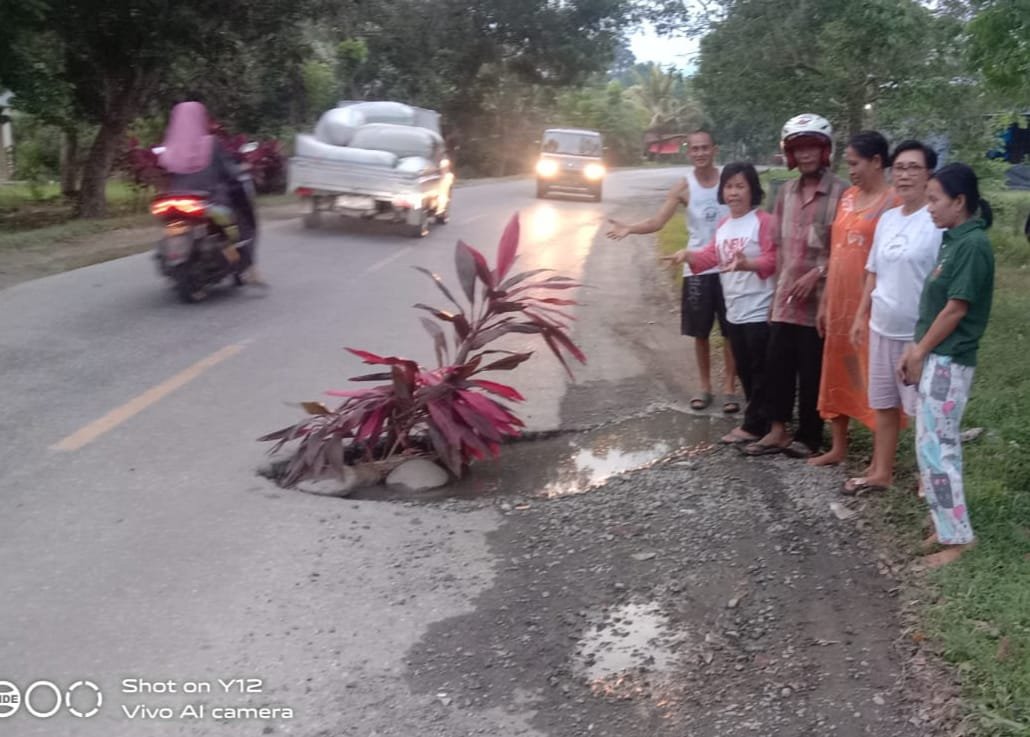 Jalan Trans Luwu Timur Rusak Parah, Pemerintah 'Tutup Mata' Korban Berjatuhan